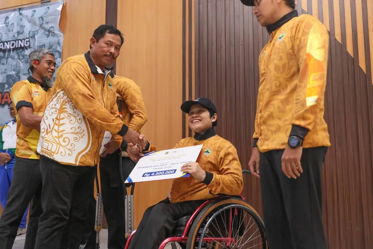 Pj Gubernur Jawa Tengah, Nana Sudjana mengukuhkan para atlet National Paralympic Committee Indonesia (NPCI) Jateng. (Sumber:  | Foto: Sakti)