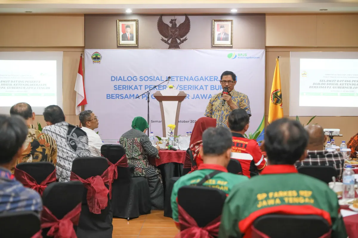 PJ Gubernur Jateng Nana Sudjana berdialog dengan perwakilan buruh, serikat pekerja,  serta pengusaha. (Sumber:  | Foto: Sakti)