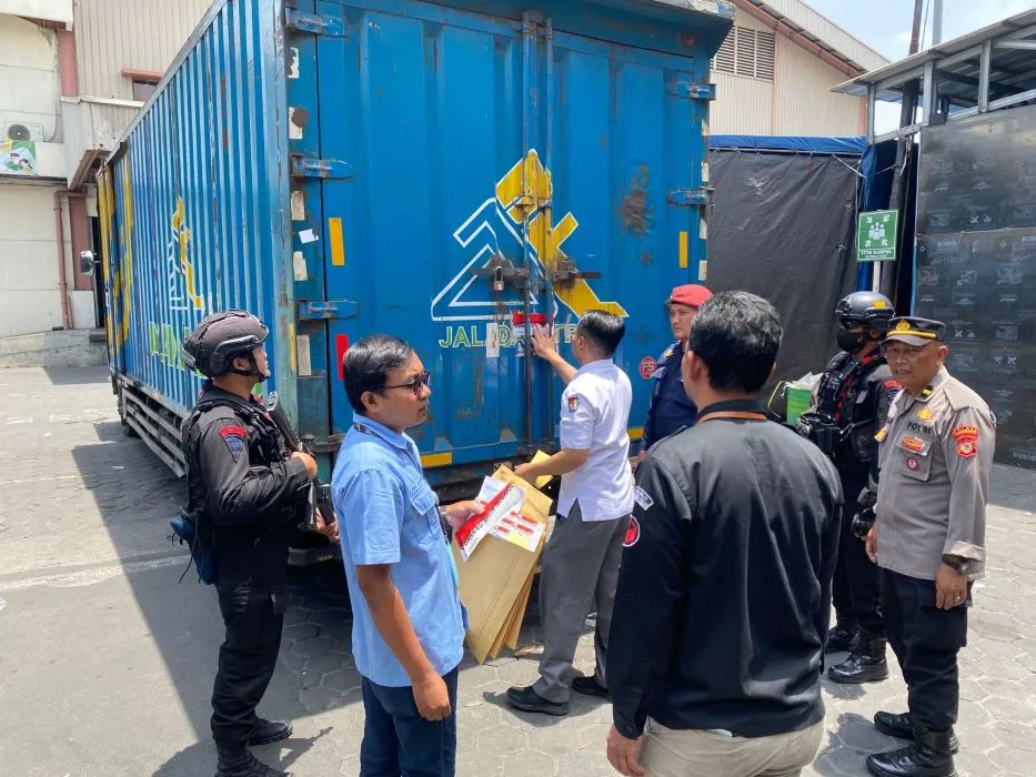 Distribusi logistik Pemilukada 2024 dikawal ketat Sat Brimob Polda Jateng.  (Sumber:  | Foto: Sakti)