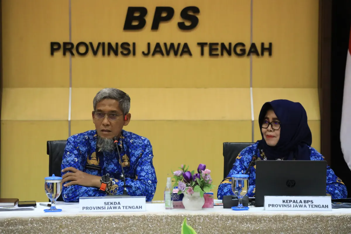 Sekda Jateng Sumarno bersama  Kepala BPS Jateng, Endang Tri Wahyuningsih saat merilis berita resmi statistik.(Sumber:  | Foto: Sakti)