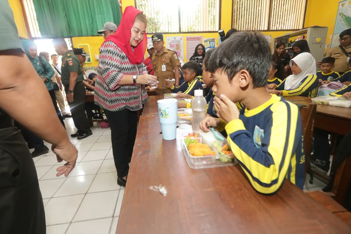 Simulasi program Makan Bergizi Gratis di SD Gisikdrono 02, Kecamatan Semarang Barat, Senin 7 Oktober 2024.
 (Sumber:  | Foto: Sakti)