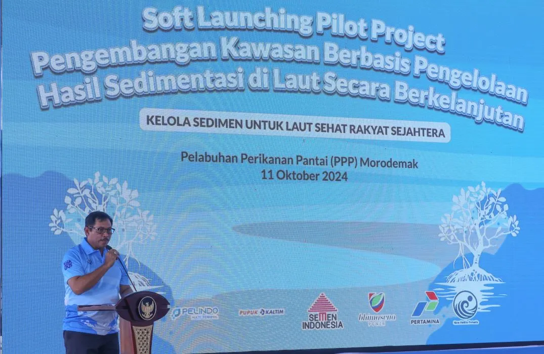 Pj Gubernur Jateng, Nana Sudjana di Pelabuhan Perikanan Pantai Morodemak, Demak, pada Jumat, 11 Oktober 2024. 
 (Sumber:  | Foto: Sakti)