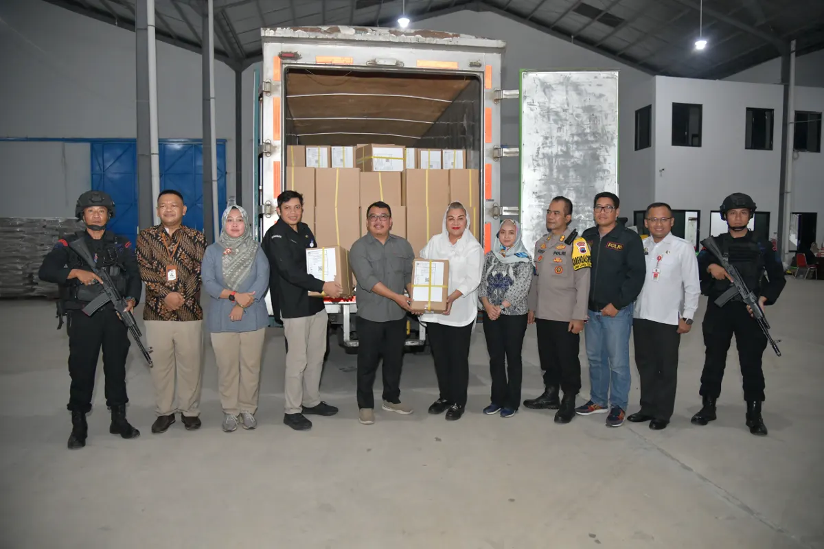 Wali kota Semarang, Hevearita Gunaryanti Rahayu bersama jajaran saat menerima surat suara.
 (Sumber:  | Foto: Sakti)