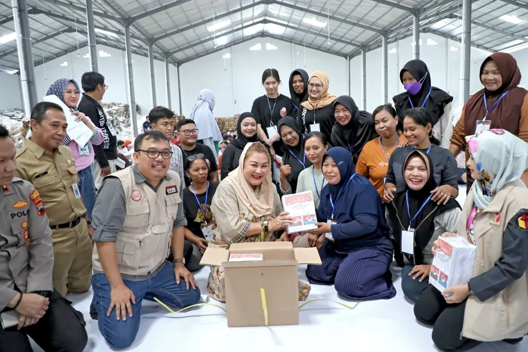 KPU Kota Semarang memulai proses sortir dan lipat surat suara untuk Pilgub dan Pilwalkot.
 (Sumber:  | Foto: Sakti)