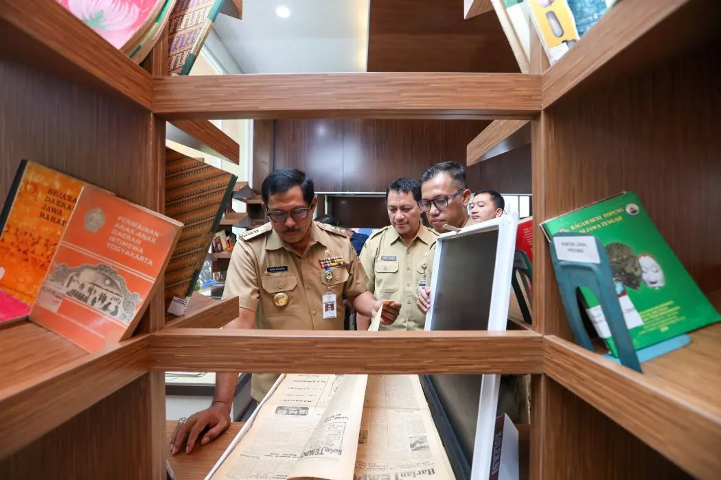 Pj Gubernur Jateng, Nana Sudjana meninjau gedung Perpustakaan Daerah (Perpusda) Jawa Tengah.
 (Sumber:  | Foto: Sakti)