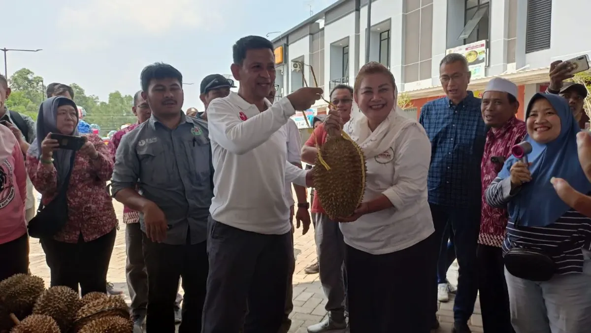 Mbak Ita saat hadir dalam acara Gerebek Durian yang berlangsung di Pasar Modern BSB City.
 (Sumber:  | Foto: Sakti)