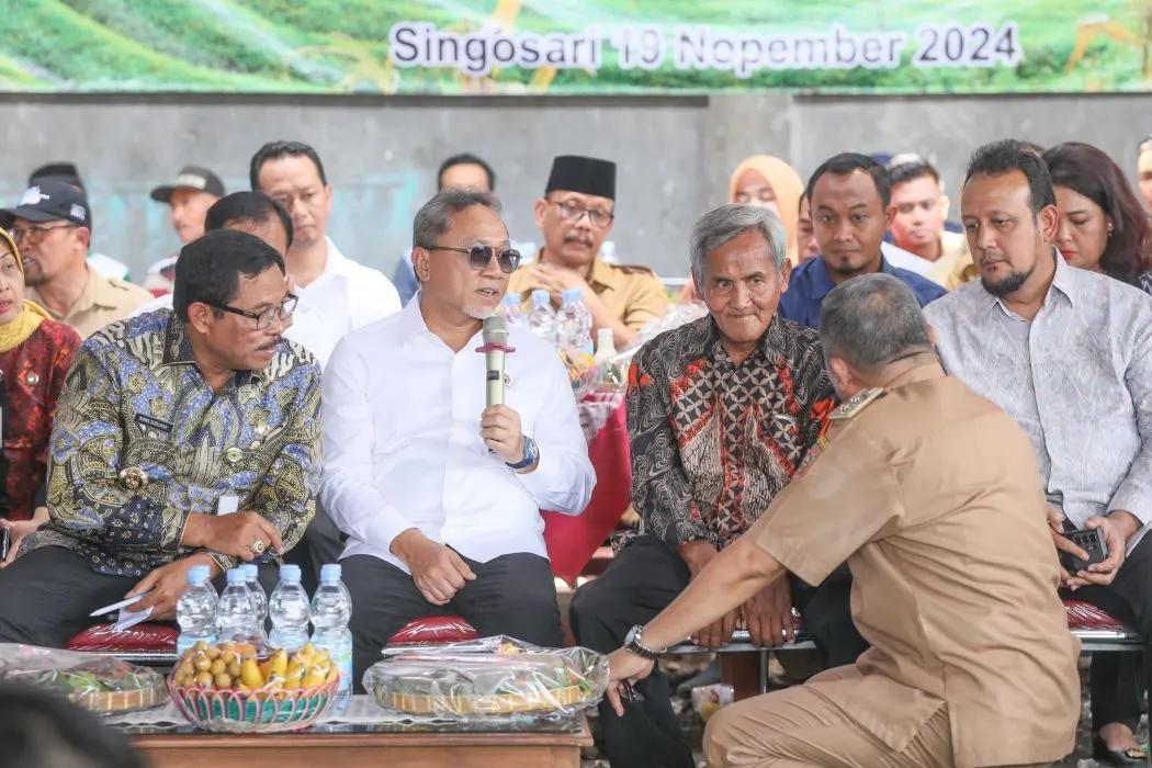 Pj Gubernur Jawa Tengah, Nana Sudjana mendampingi Menko Bidang Pangan, Zulkifli Hasanbersilaturahmi dengan pemilik UD Pramono. (Sumber:  | Foto: Dok)