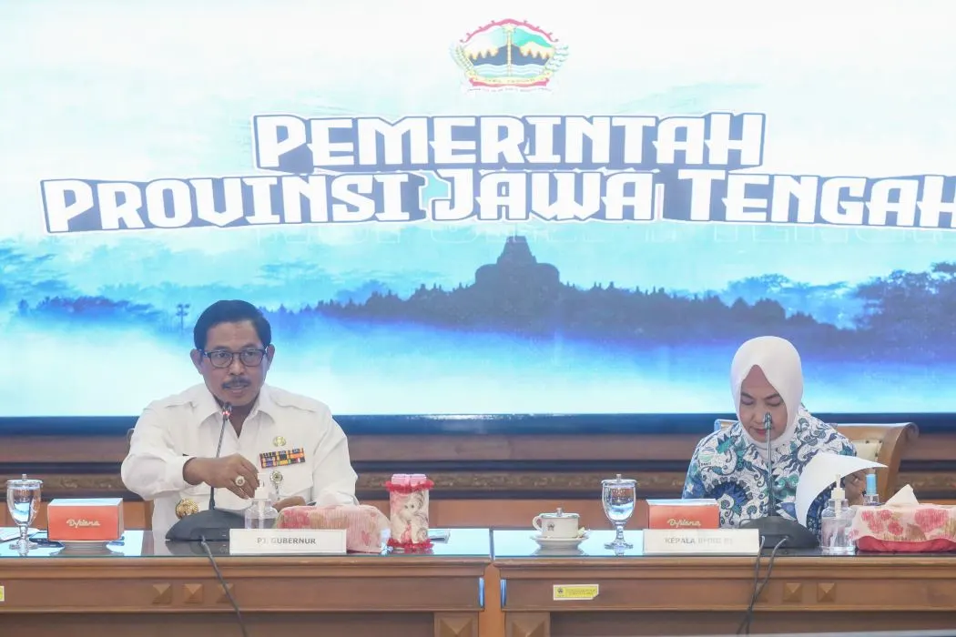 Kepala BMKG, Dwikorita Karnawati saat berkoordinasi dengan Pj Gubarnur Jateng, Nana Sudjana pada Jumat, 13 Desember 2024.
 (Sumber:  | Foto: Sakti)