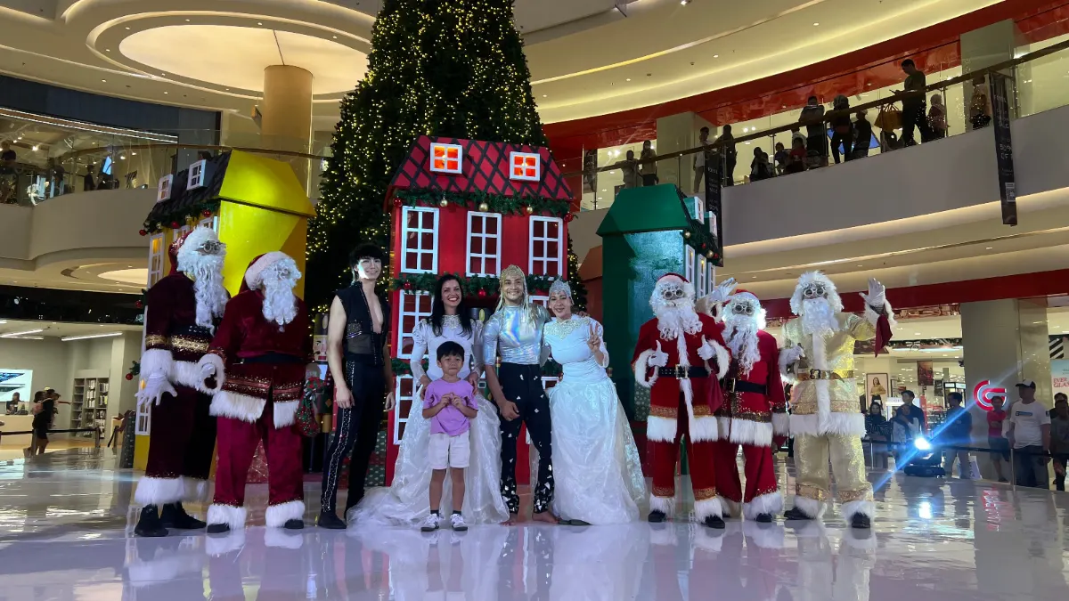The Park Semarang mempersembahkan  pertunjukan akrobatik internasional bertajuk "Magical Christmas Ball".  (Sumber:  | Foto: sakti)