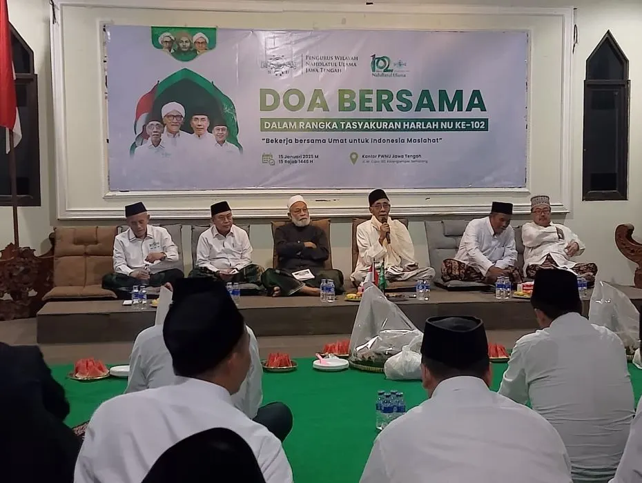 Doa Bersama dalam rangka tasyakuran Harlah Nahdlatul Ulama ke 102 di Lt. 3 PWNU Jateng, Rabu 15 Januari 2025.
 (Sumber:  | Foto: Sakti)