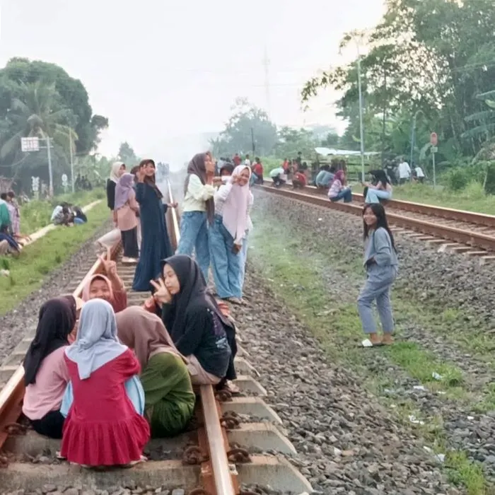 Warga nekat ngabuburit di rel kereta api. (Sumber:  | Foto: Sakti)