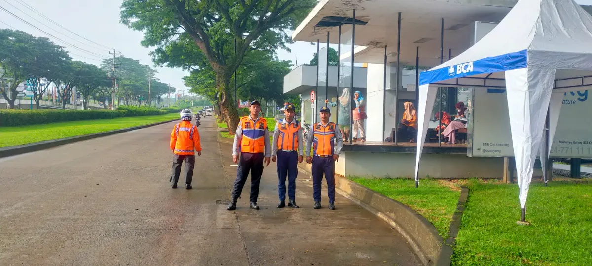Posko Terpadu Pemantauan Lalu Lintas di samping Halte Bus, depan Taman Niaga, BSB City Semarang.  (Sumber:  | Foto: Sakti)