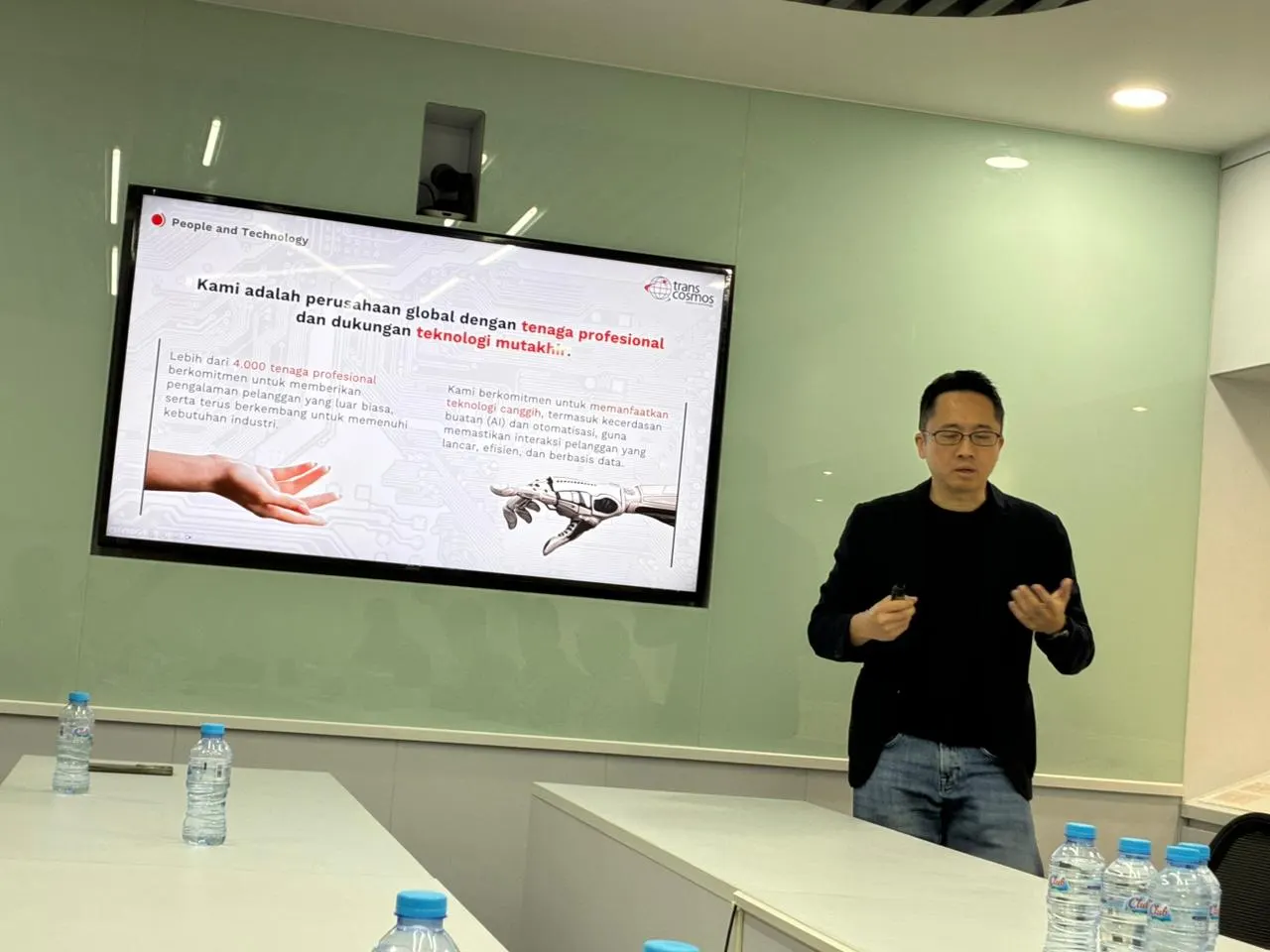 Ardi Sudarto, Vice President Director transcosmos Indonesia saat paparan kepada media di Semarang.
 (Sumber:  | Foto: Sakti)