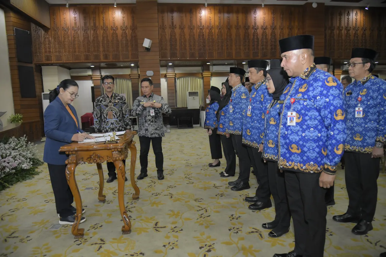 Wali Kota Semarang, Agustina Wilujeng melantik 12 Pejabat Pimpinan Tinggi Pratama hasil seleksi Tim Komite Talenta. 

 (Sumber:  | Foto: dok.)