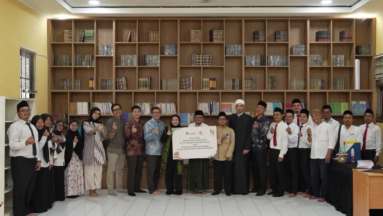 AXA Mandiri menyerahkan secara simbolis lebih dari Rp250 juta nilai surplus underwriting 2024 ke Baznas.  (Sumber:  | Foto: dok.)