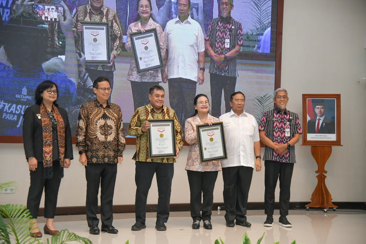 Wali Kota Semarang, Agustina Wilujeng menerima penghargaan Rekor MURI. (Sumber:  | Foto: dok.)