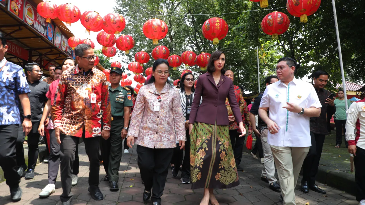 Wali Kota Semarang, Agustina Wilujeng  mendampingi Menteri Pariwisata Widiyanti Putri Wardhana di Sam Poo Kong, Semarang.