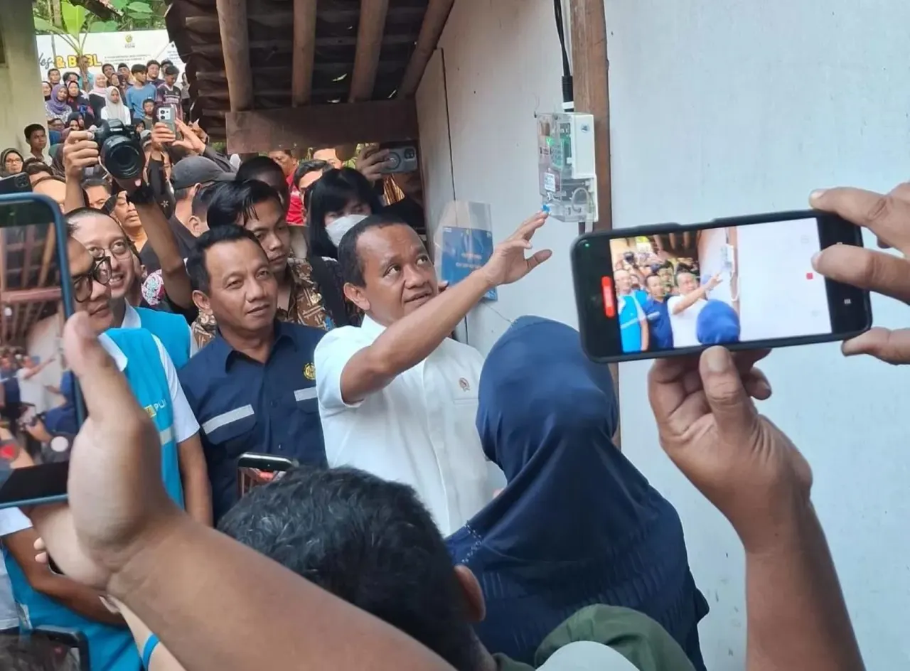 Mohammad Saleh Dampingi Bahlil Resmikan Program Listrik Desa dan BPBL di Purworejo