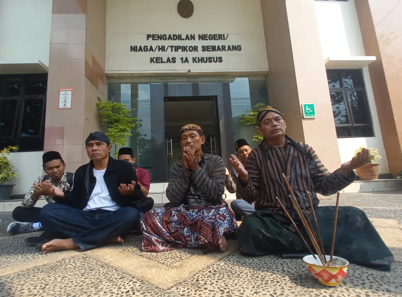 Ruwatan dan doa bersama di halaman Pengadilan Tindak Pidana Korupsi Semarang.