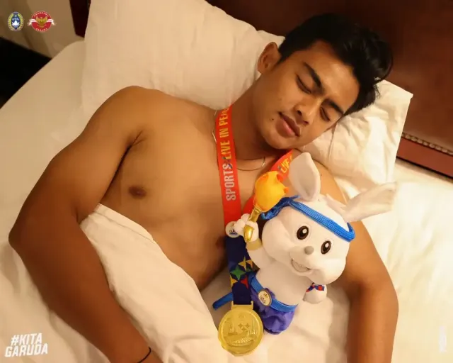 Timnas Indonesia Pose Tidur Sambil Pamer Medali Emas SEA Games 2023, Warganet: Juara Mah Bebas