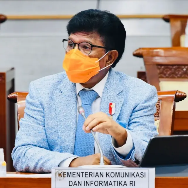 Pakai Rompi Pink, Johnny G Plate Jadi Tersangka Kasus Korupsi