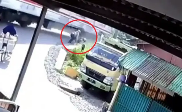 Detik-detik Pengendara Motor Boncengan Nyaris Tertabrak Kereta, Terobos Rel tanpa Palang Pintu di Kalideres