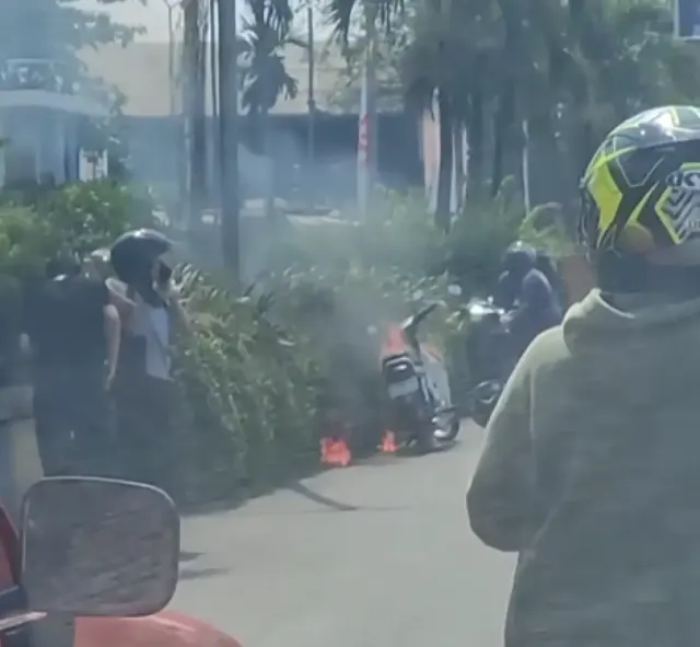 Viral Motor Terbakar di Depan Swalayan ADA Banyumanik, Diduga Kelistrikan Korslet