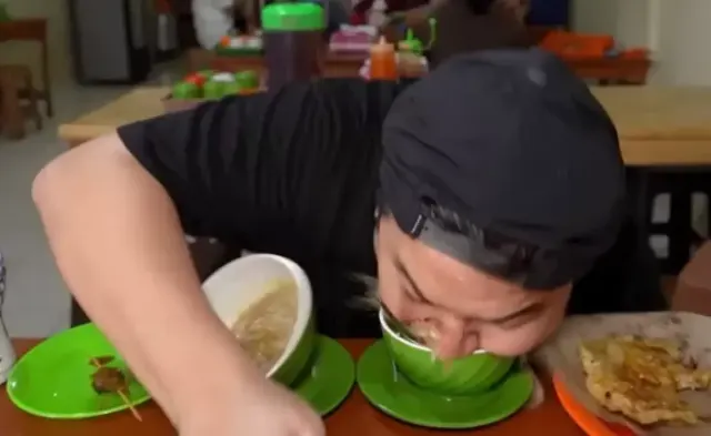 Viral Video Nex Carlos Asyik Makan Soto Tiba-tiba Jatuh, Ternyata Gara-gara Bangku Patah