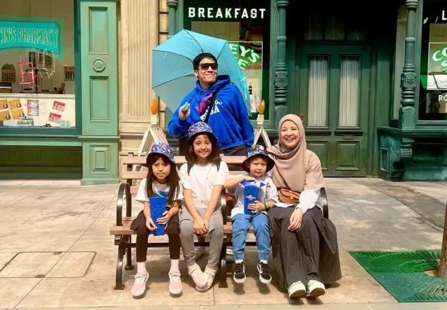Desta Unggah Foto Liburan Bareng Anak dan Natasha Rizky di Singapura, Kompak Banget!
