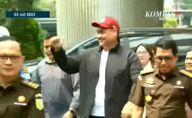 Datang dengan Semringah, Menpora Dito Ariotedjo Penuhi Panggilan Kejagung Jadi Saksi Kasus Korupsi BTS Kominfo