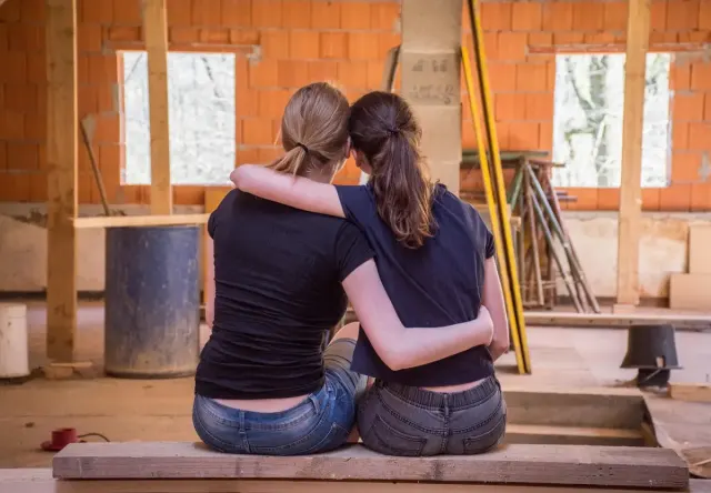 4 Cara Terbaik Beritahu Sahabat Jika Pacarnya Berselingkuh, Jangan Buru-buru! Lakukan Hal ini Dulu