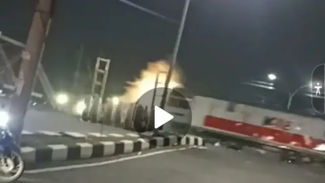 Video Kecelakaan Kereta Api Tabrak Truk di Jembatan Madukoro Semarang Viral
