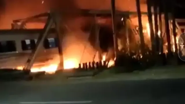 DUAR! Ada Ledakan saat Kereta Api Tabrak Truk di Jembatan Madukoro Semarang Malam Ini