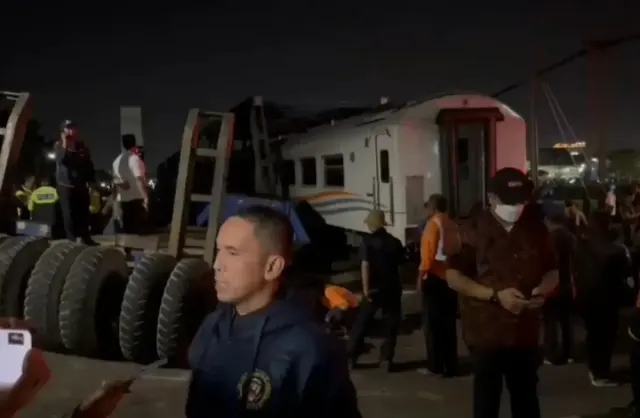 Fakta Kereta Api Tabrak Truk di Semarang, Video Ini Ungkap Keberadaan Sopir Truk