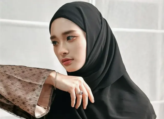 Inara Rusli Jadi Bahan Gunjingan Usai Foto dengan Lucinta Luna, Publik: Maaf Kak, Kakinya!