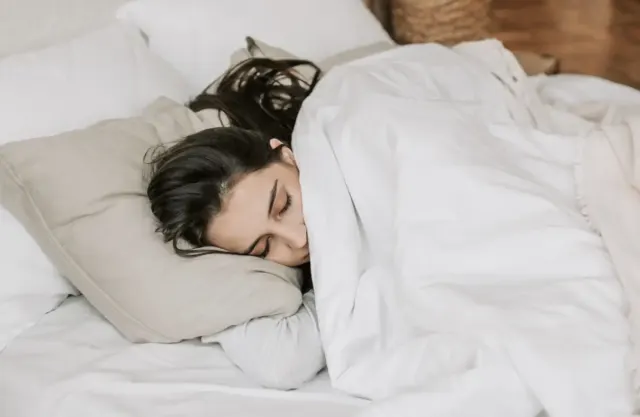 9 Gerakan Bikin Tidur Lebih Nyenyak, Coba Lakukan sebelum Tidur!