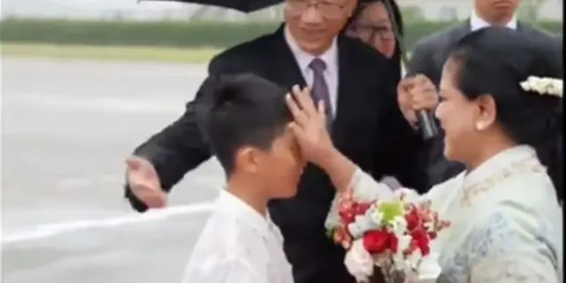 Kunjungan ke Tiongkok, Iriana Jokowi Tak Tega Lihat Anak Pembawa Bunga Kehujanan Sampai Lakukan Ini