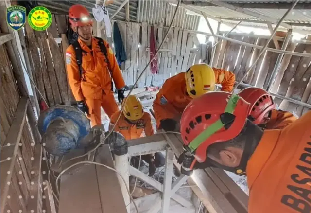 Ikhlas, Keluarga Berharap Tim SAR Dapat Mengevakuasi 8 Penambang Emas Apapun Keadaanya Nanti, Evakuasi Berlanjut Hingga Hari Ketujuh