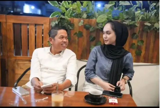 Heboh! Dedi Mulyadi Unggah Foto Bareng Wanita Cantik, Warganet Malah Salfok Akan Hal ini