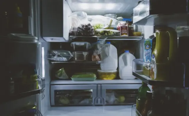 Jangan Teledor! Ini Bahaya Simpan Makanan Panas di Dalam Kulkas