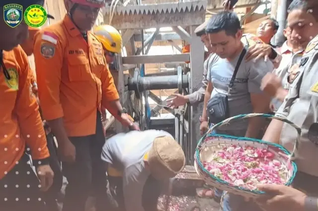 Evakuasi 8 Penambang Emas di Banyumas Dihentikan, Tim SAR dan Warga Doa Bersama dan Tabur Bunga