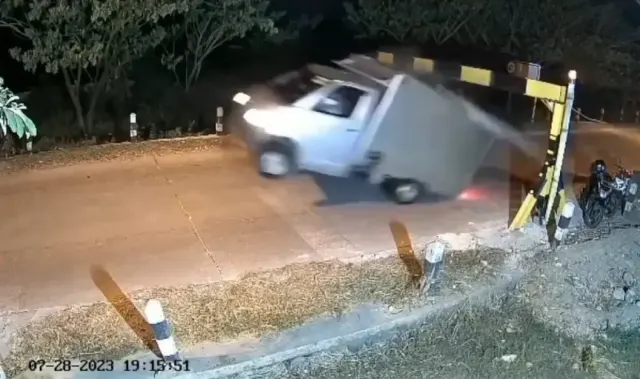 Video Detik-detik Mobil Grand Max Jumping Tabrak Portal, Netizen Pertanyakan Portal yang Terlalu Pendek