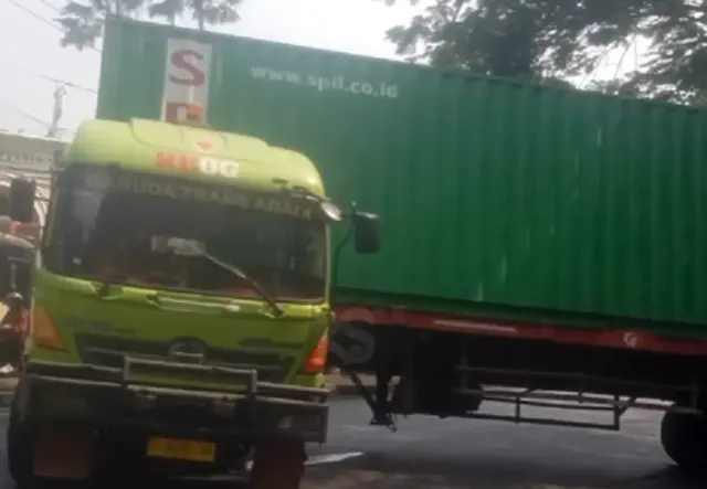 Kecelakaan di Tanjakan Silayur, Truk Kontainer Melintang di Jalan Gara-gara Tak Kuat Nanjak