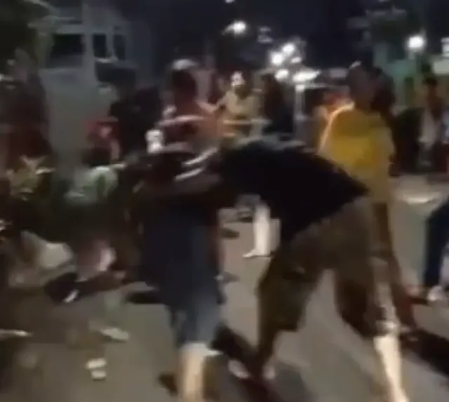 Beredar Video Emak-emak Tawuran di Jalan, Para Pria Kewalahan Sampai Terjambak