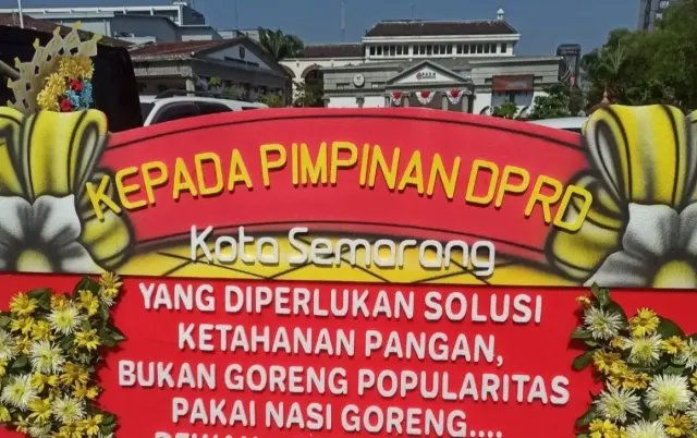 Ada Karangan Bunga 'Nasi Goreng' di Depan Balkot, Warga Semarang Desak DPRD Speak Up