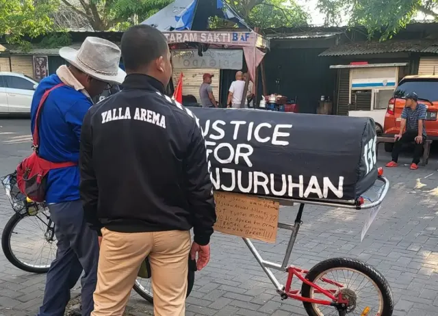 Pak Midun 'Tragedi Kanjuruhan' Tiba di Semarang, Bersepeda Malang-Jakarta Dikawal Suporter PSIS