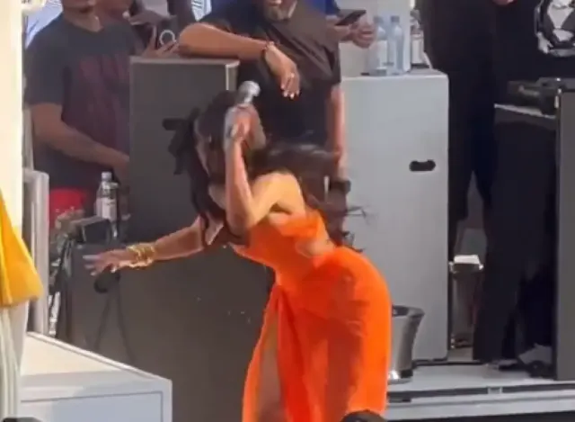 Bak Aji Mumpung! Mic yang Dilempar Cardi B Lalu Terjual Hingga Milayaran Rupiah? Siapa Pembelinya?