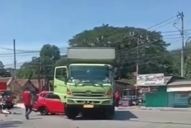 Kecelakaan di Taman Lele Ngaliyan: Mobil Diseruduk Truk hingga Tabrak Truk yang Putar Balik