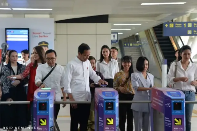 Momen Lucu Ari Lasso Tak Sadar Traktir Presiden Jokowi Naik LRT, Gara-gara Salah Tap Kartu