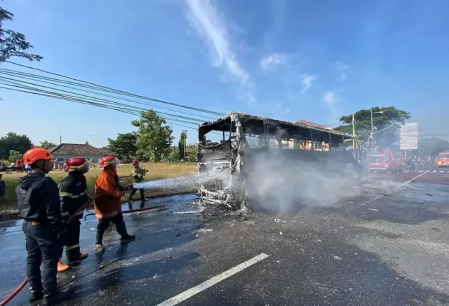 Bus Pariwisata Terbakar Habis Tinggal Rangka di Jalan Solo-Yogyakarta, Beruntung 46 Penumpang Selamat